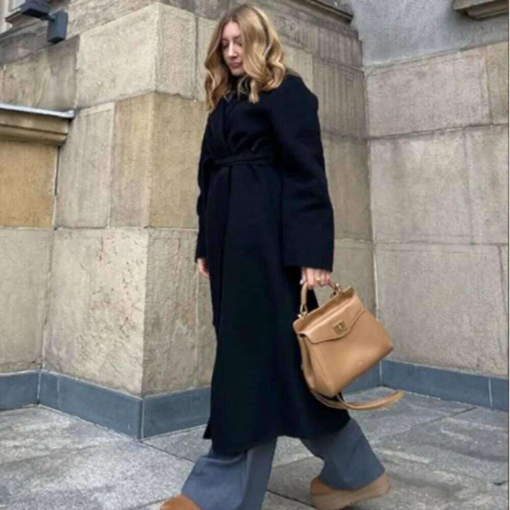 Elegant JW PEI Female Lucia Tote - Durable Lightweight Perfect For Multiple Occasions