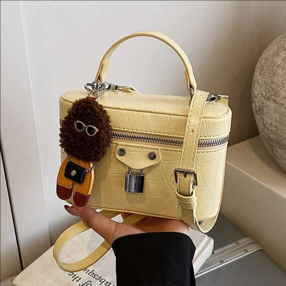 High-end Stylish Niche Handbag Makeup Box for Women 2025 New Versatile Light Luxury Commuter Shoulder Crossbody Bag