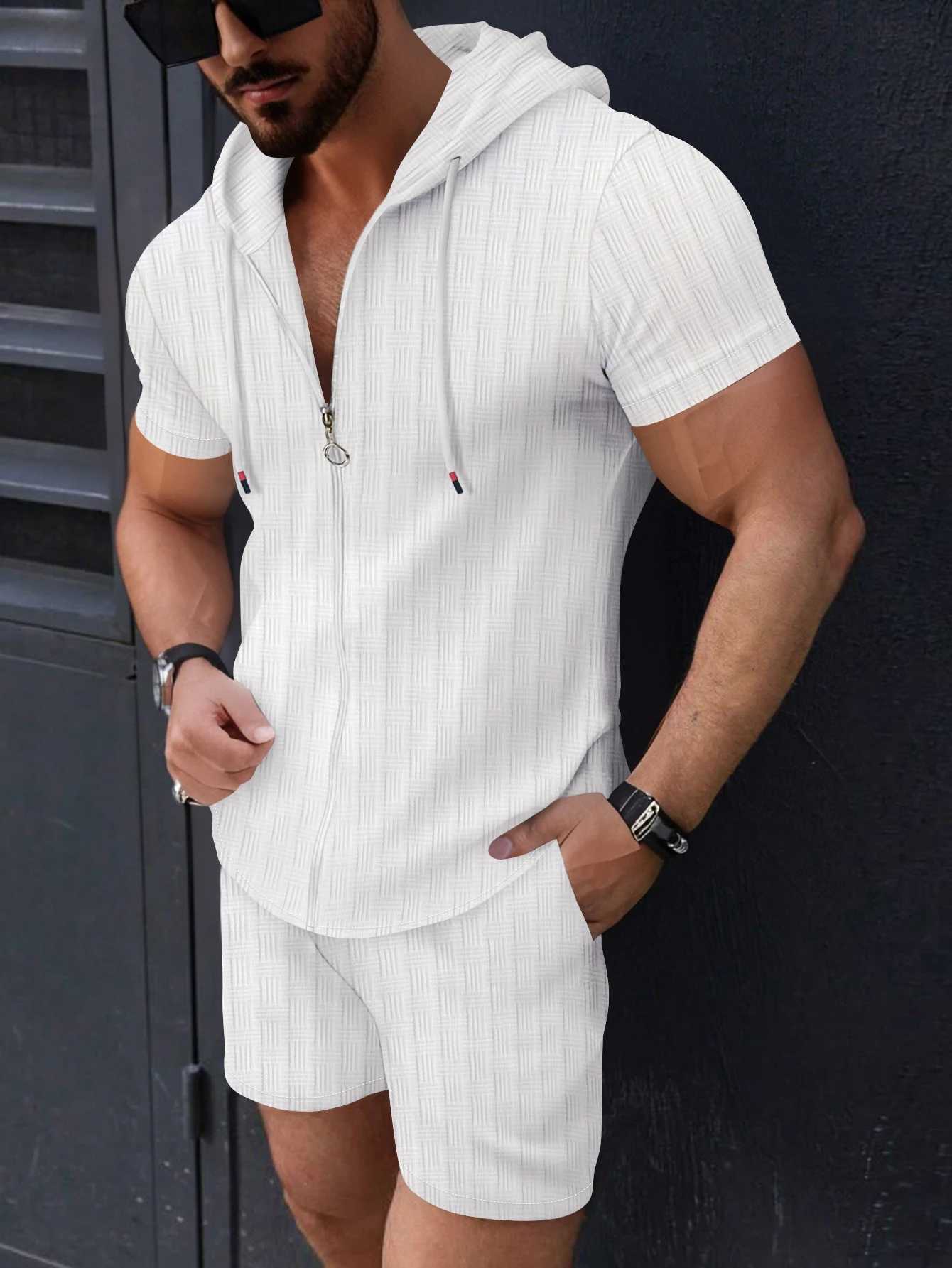 A short-Sleeved two-piece casual outing outfit for Men on the beach in summer. A short-sleeved Hooded POLO shirt Comfortable and W250609