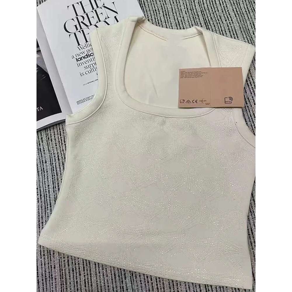 Heavy-duty rhinestones are fashionable versatile, they wear suspenders and vests inside. Summer women's new slim tops.