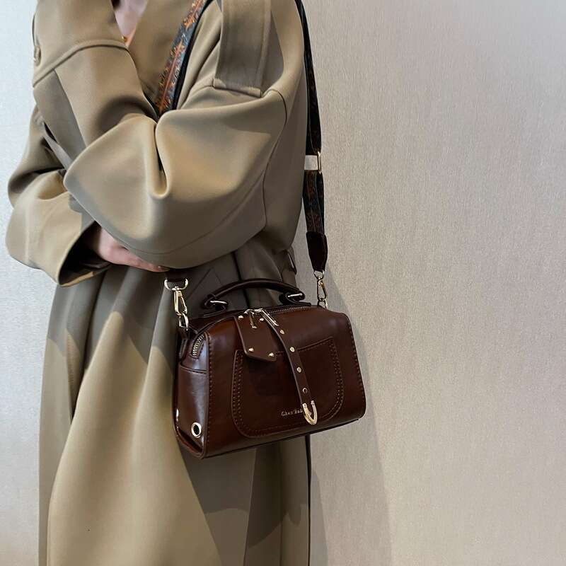 Women's Trending This Year Small for Women Autumn Winter New Fashion Handbags Stylish Design Sense Crossbody Bags