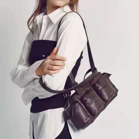 South Korean SAMO ONDOH Hong Eun-Chae's Motorcycle Samoondoh Song Yuqi's Same Shoulder Bag Under The Arm