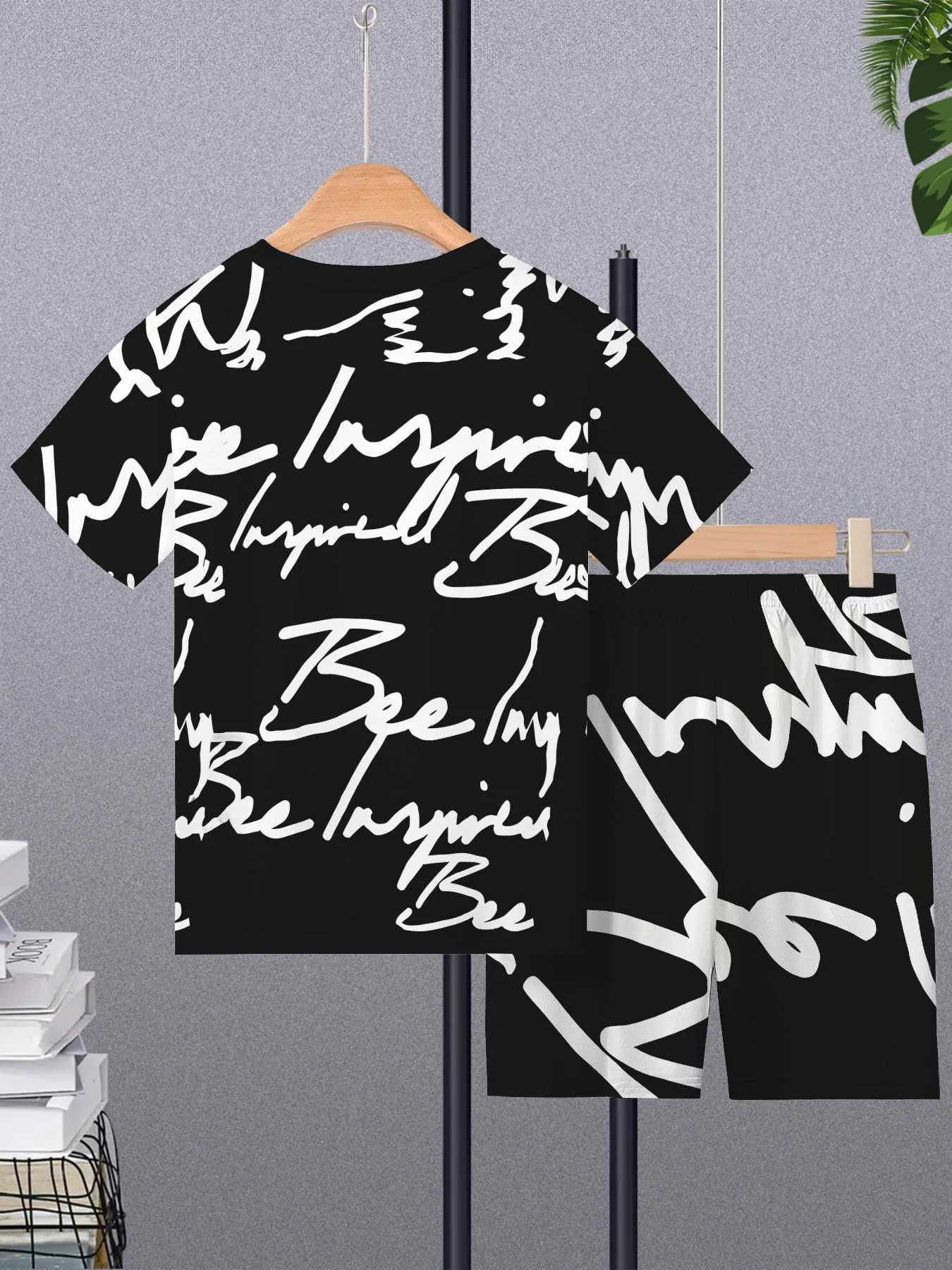 The 2025 summer new two-piece casual mens short-sleeved and short-shorts set made of polyester fiber is breathable and lightweight W250609