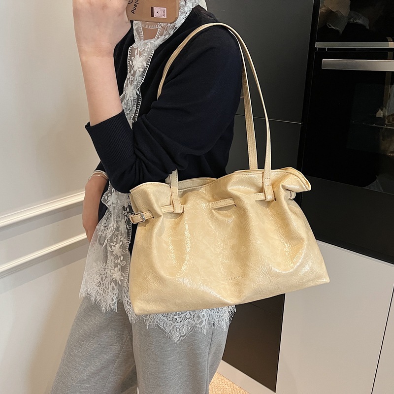 designer Summer Trend Wrinkle Cloud Tote Bag Women's 2025 New Simple Versatile Large Capacity Handbag Shoulder Bag