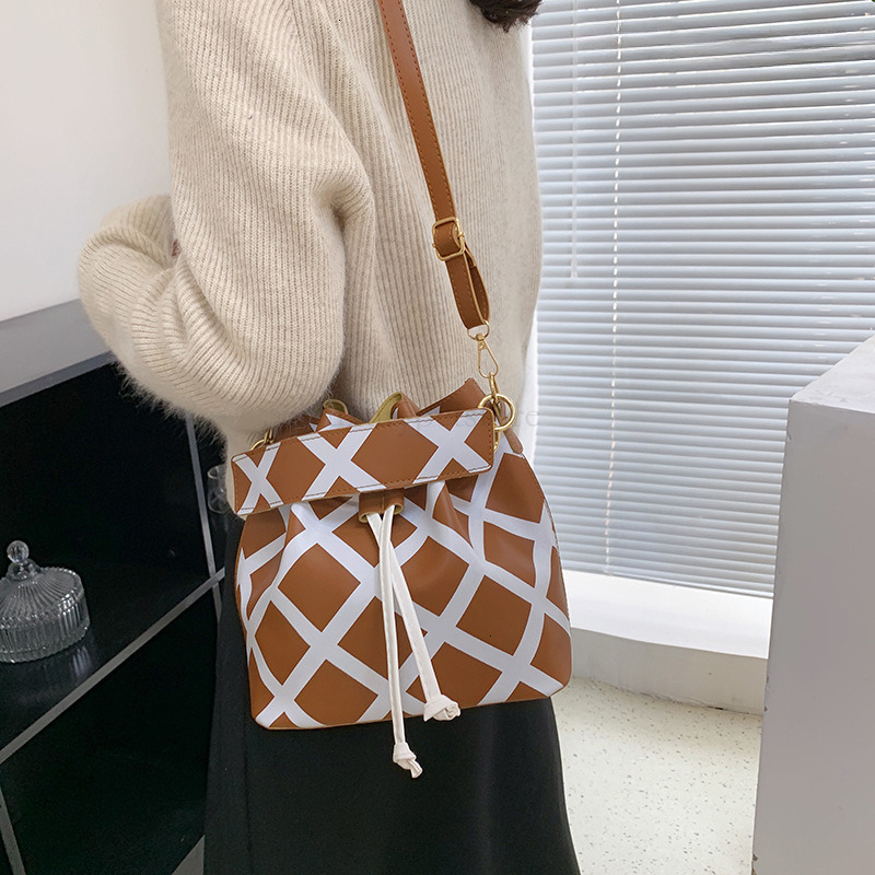 Free shipping 2025 new designer trendy bag, bucket bag, casual simple Western style large capacity women's crossbody bag wallet