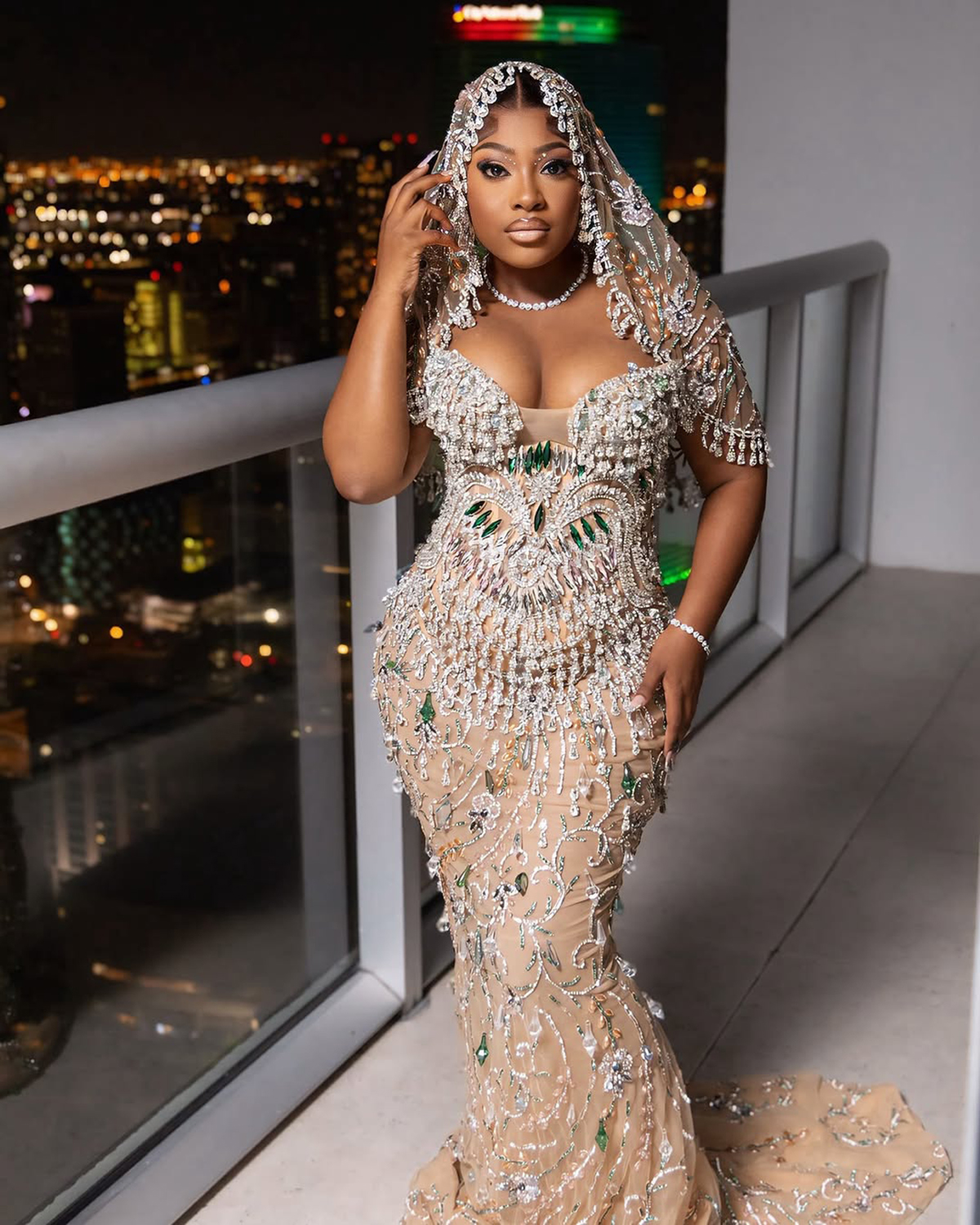 Elegant Crystal Beaded Wedding Dresses Strapless Bridal Gowns Illusion Rhinestone Tassel Sleeveless Customized Bride Sweep Train Vestidos De Novia