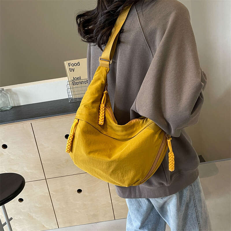 Minimalist Women's Crossbody Large Capacity Solid Color Versatile Dumpling Lightweight Commuter Student Class Shoulder Bag