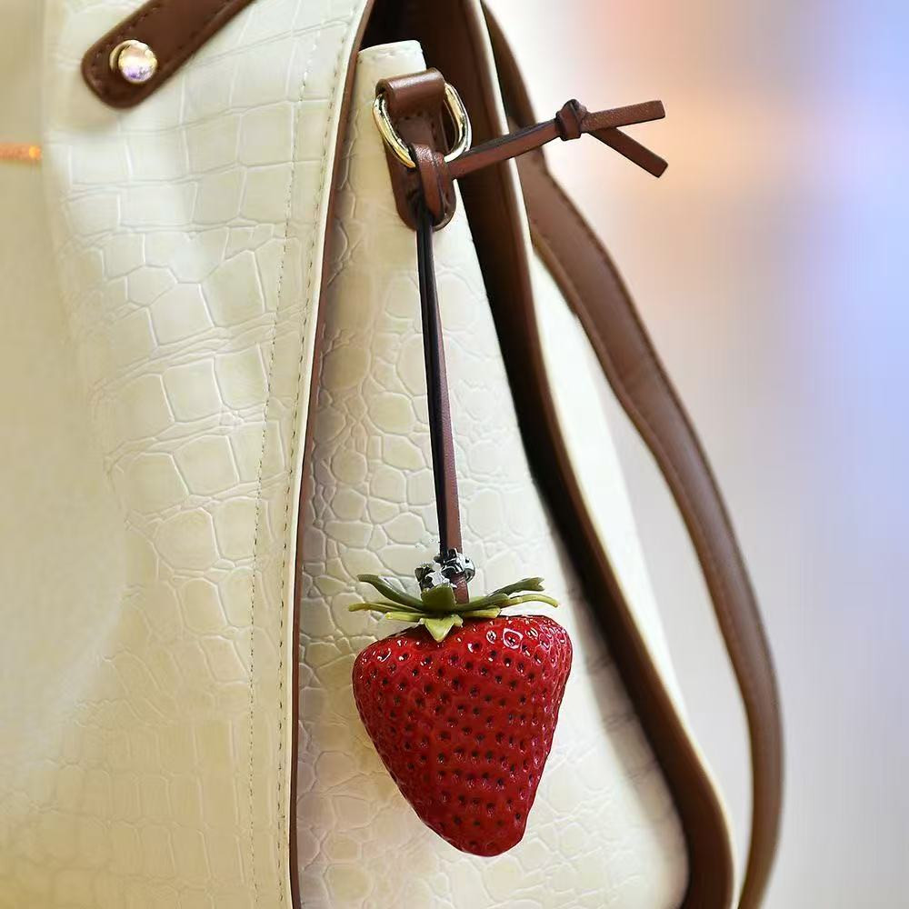 Charming Strawberry Key Chain Stylish Bag Charm for Womens Handbags Purses and Car Keys L250928YOIY