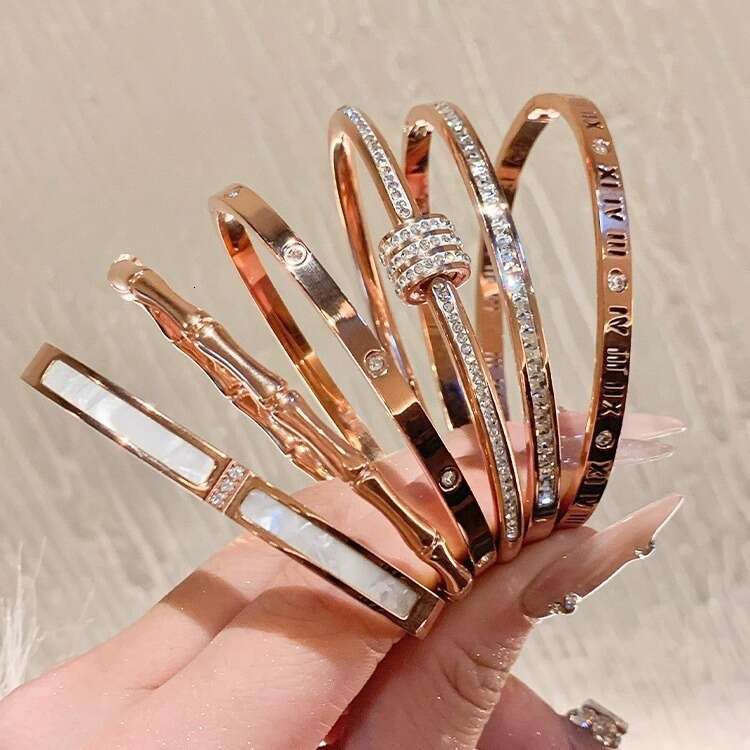 2025 New Zircon Light High-end Sense Temperament Bracelet Niche Design Jewelry with gift box