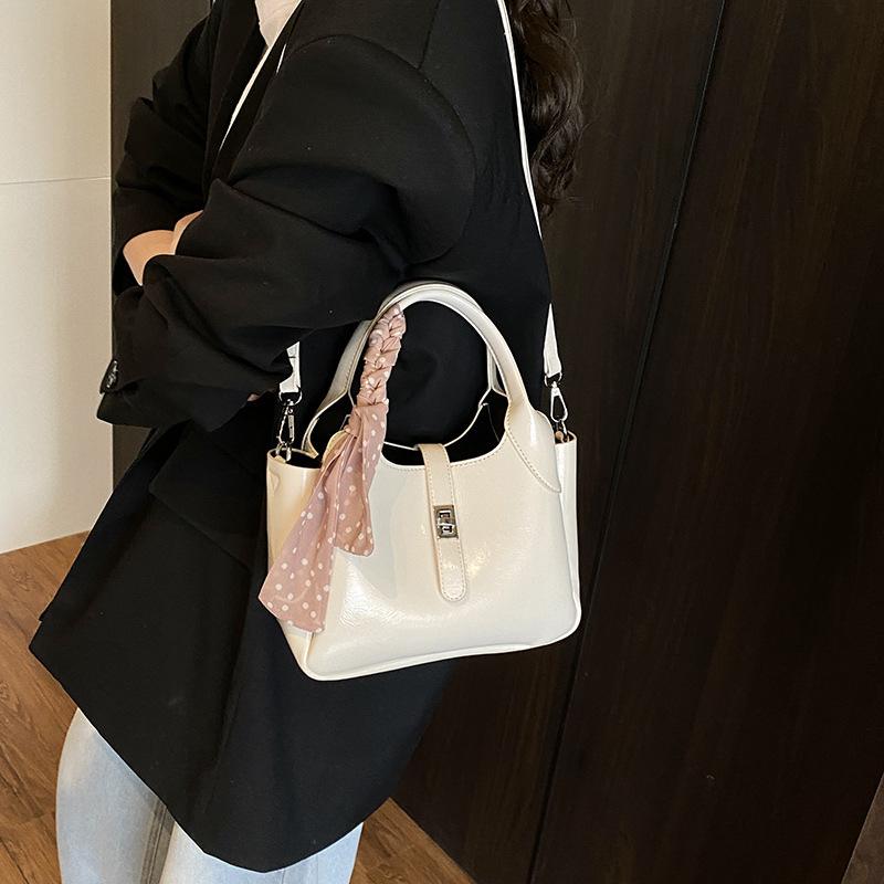 designer Niche Design Basket Bag Handbag for Women 2025 New Office Commute Handheld Bag Crossbody Bag Small Tot