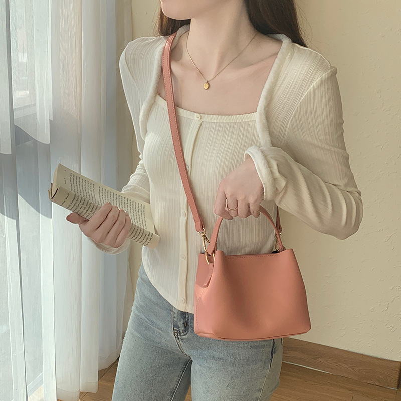 designer 2025 Summer New Niche Strawberry Pink Crossbody Bucket Bag Mini Handbag Korean Style Elegant High-end Small Bag