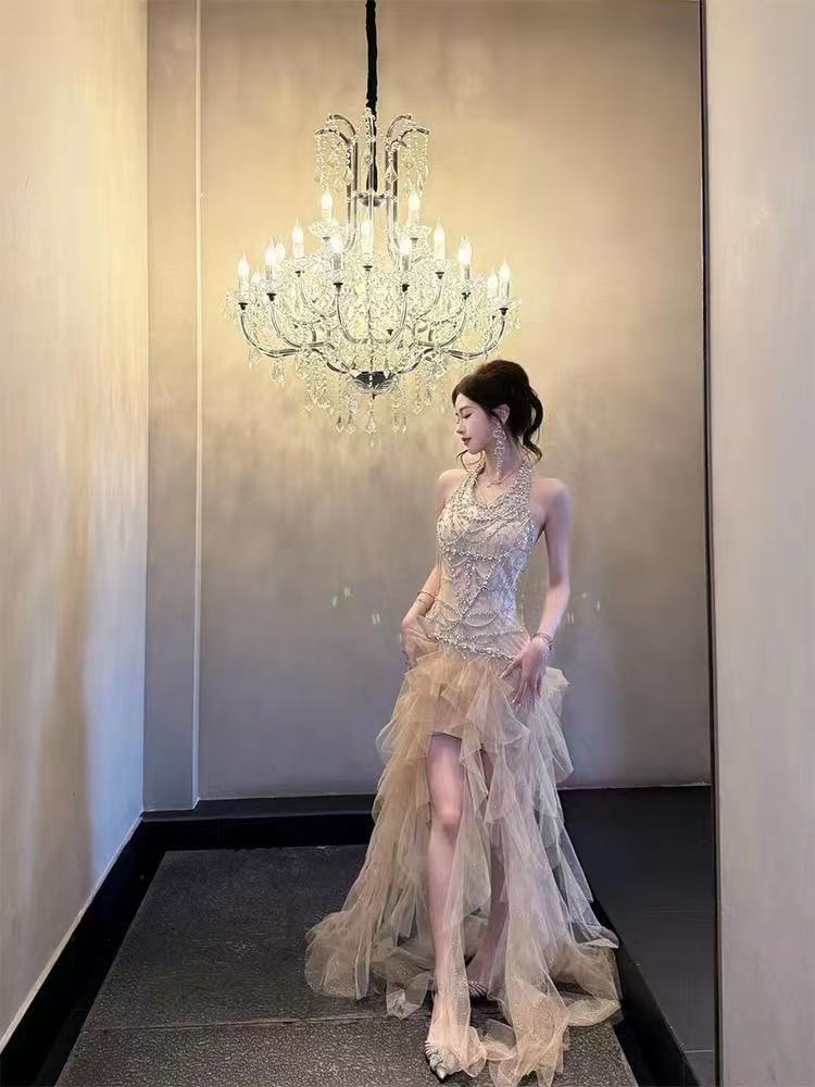The halter dress exudes a sense of sophistication. It's a high-end, light and luxurious dress that covers the buttocks for patty's birthday 