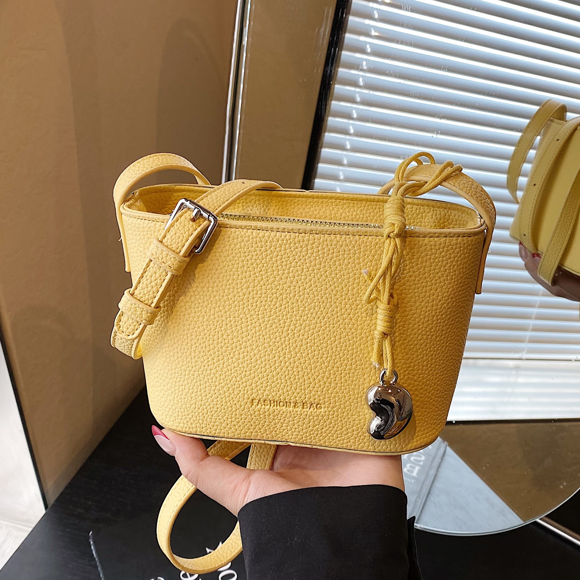 designer Niche Design Korean Style Fashion Casual Shoulder Bag for Women 2025 New Commuter Crossbody Small Bag Handheld Bucket Bag