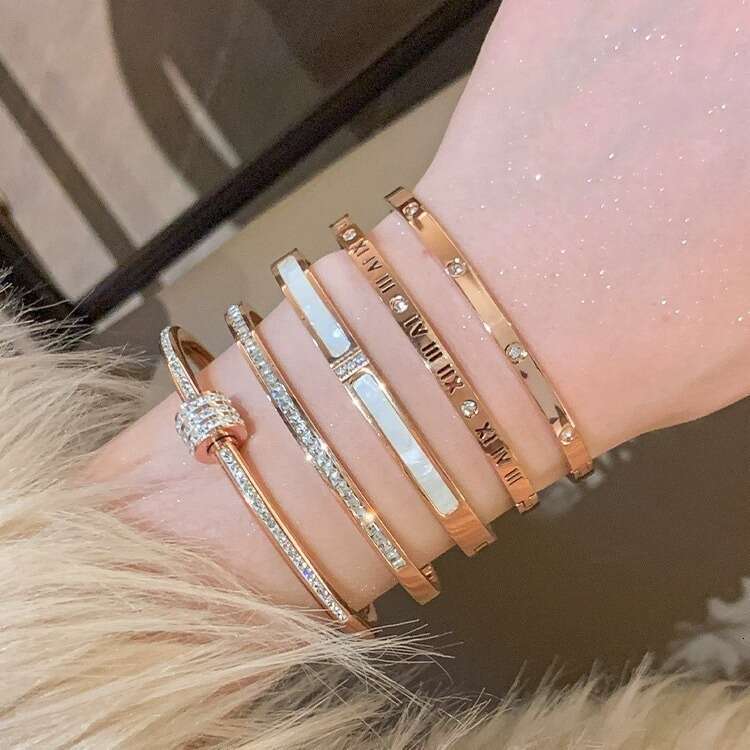 2025 New Zircon Light High-end Sense Temperament Bracelet Niche Design Jewelry with gift box