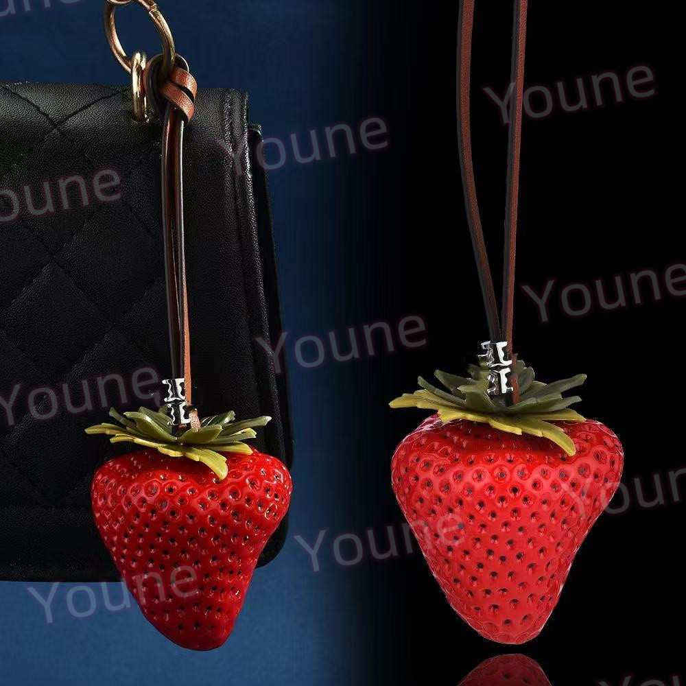 Charming Strawberry Key Chain Stylish Bag Charm for Womens Handbags Purses and Car Keys L250928YOIY