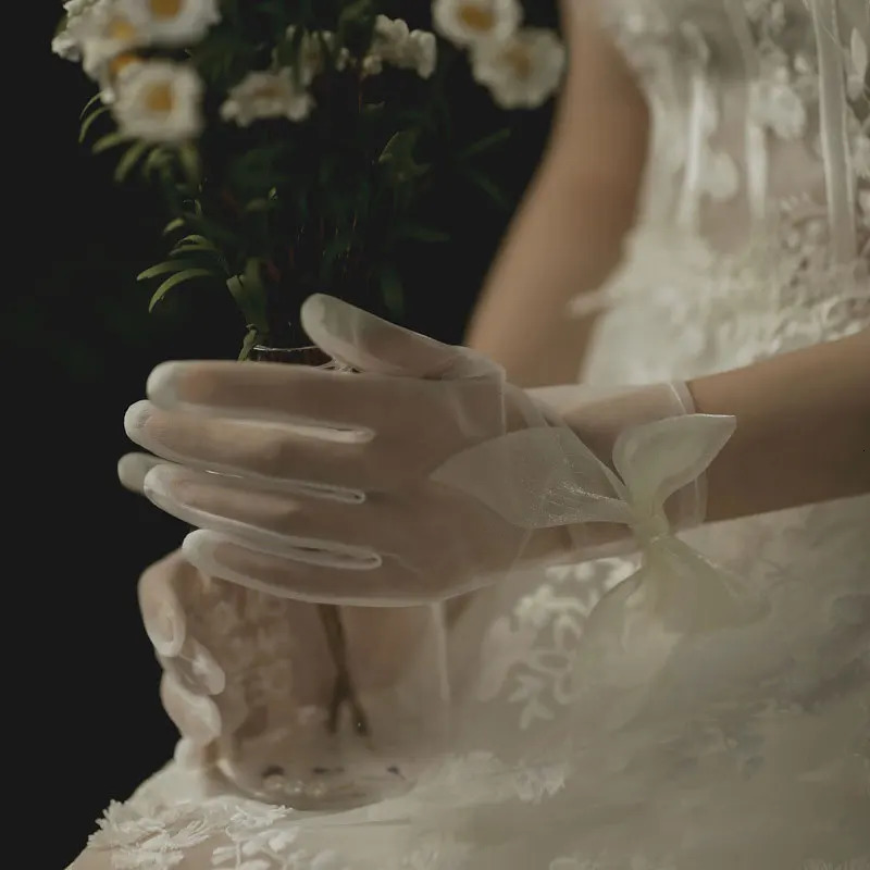 1 Pair Women Lace Gloves Short Full Fingers Mittens White Ivory Bow Wrist Gloves Sexy Net Yarn Mittens Bridal Wedding Gloves 250603