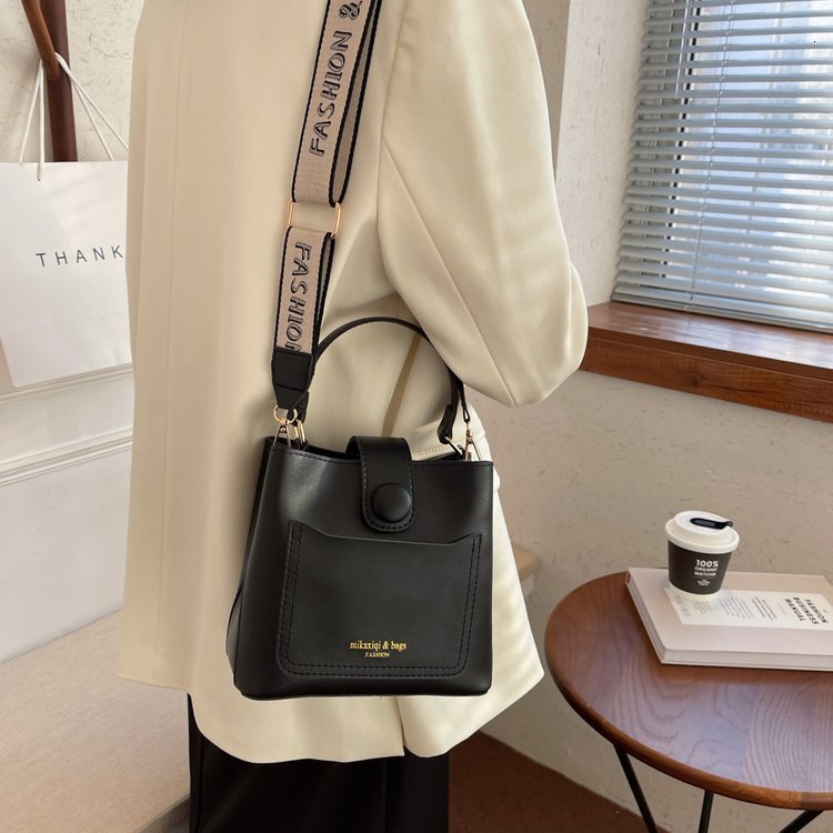 designer Versatile Retro Bucket Bag 2025 New Trend Summer Fashion Handbag Shoulder Bag Crossbody Bag for Women