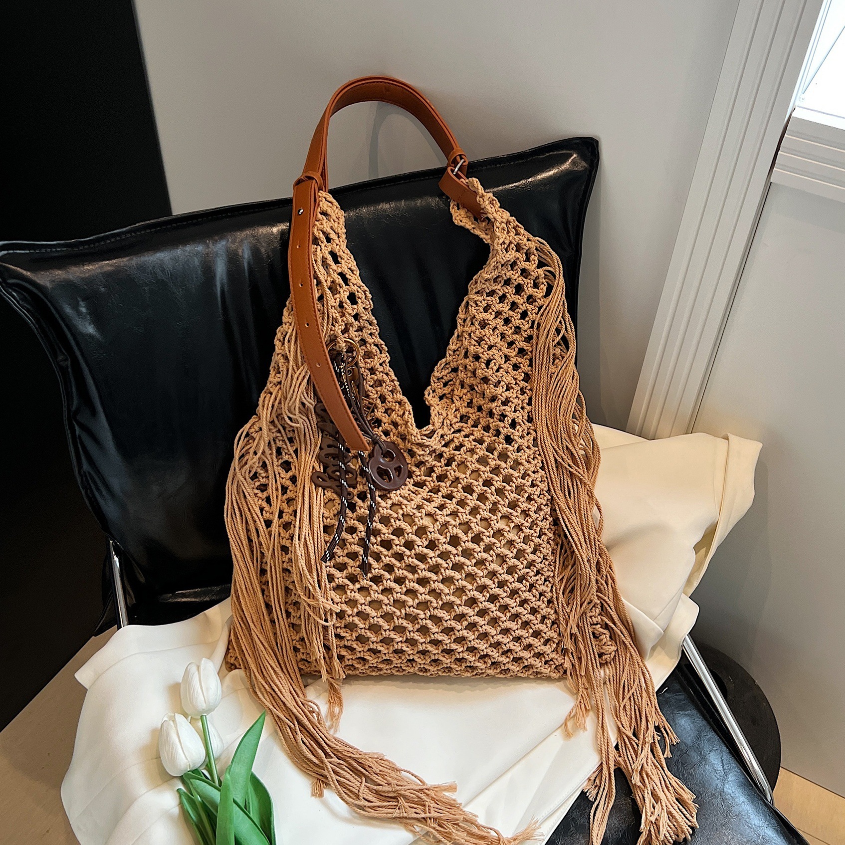 designer Vintage Tassel Bag for Women Hollow Woven Beach Bag 2025 New Commuter Ladies Shoulder Versatile Tot