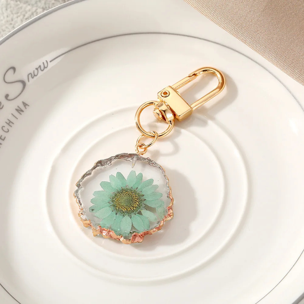 Natural Petal Dried Flower Keychain Round Colorful Pressed Flower Daisy Resin Keyring Women Rotatable Clasp Key Holder 250606