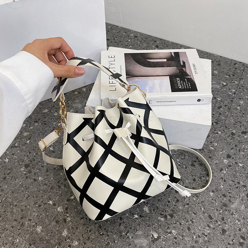 Free shipping 2025 new designer trendy bag, bucket bag, casual simple Western style large capacity women's crossbody bag wallet