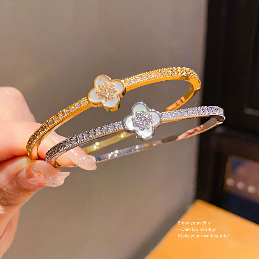 INS Luxury jewelry designer bracelet clover chain Zircon Four-Petal Flower Pull Open 2025 New Super Shiny Exquisite Bracelet Niche High End Design Jew