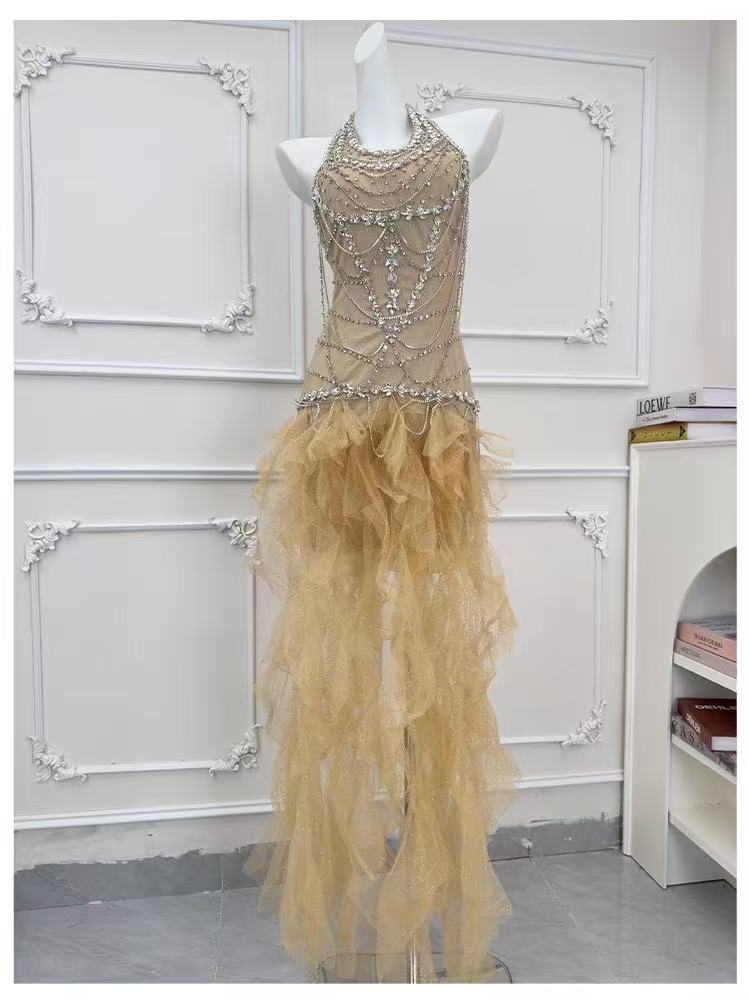 The halter dress exudes a sense of sophistication. It's a high-end, light and luxurious dress that covers the buttocks for patty's birthday 