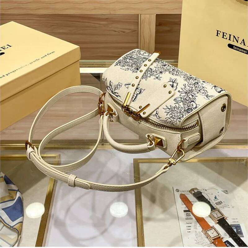 Light Brand Women's Handbag 2025 New Embroidered Boston Pillow Fashion Designer High-End Texture Crossbody Bag