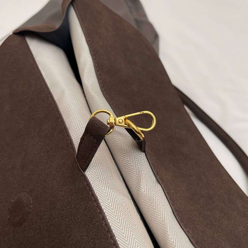 Elegantly Crafted Imitation Animal Print Bags: A Statement Piece from Top Designers