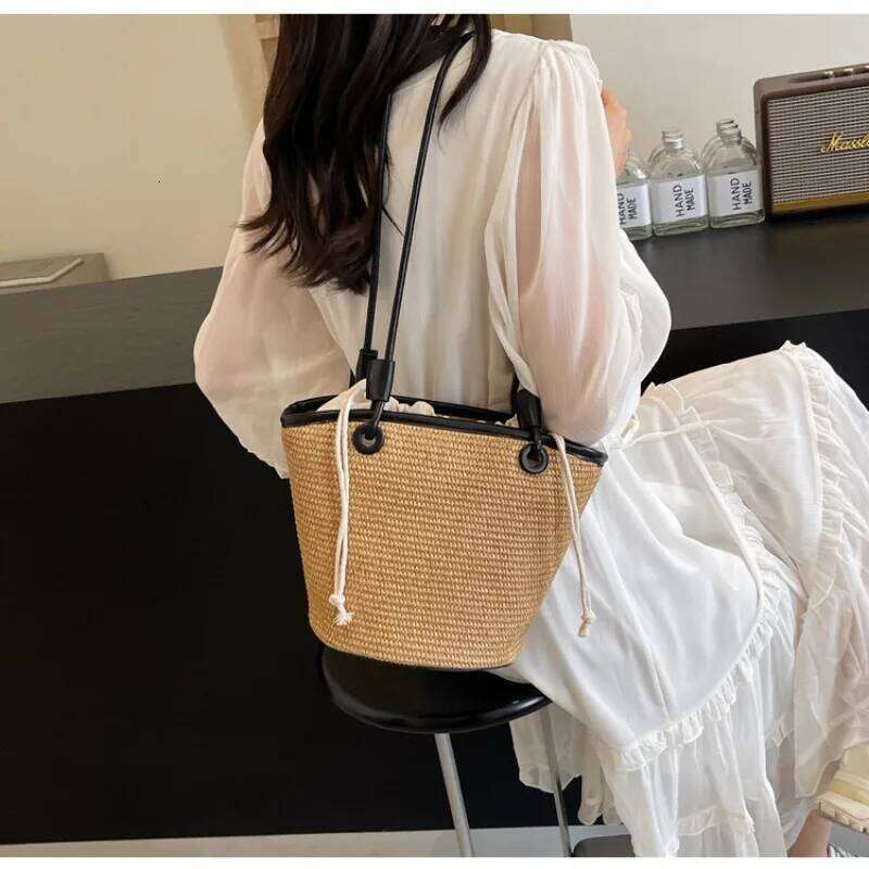 Rustic Style Woven Female 2025 New Seaside Vacation Beach Straw Bag Summer Leisure Shoulder Bucket Bags
