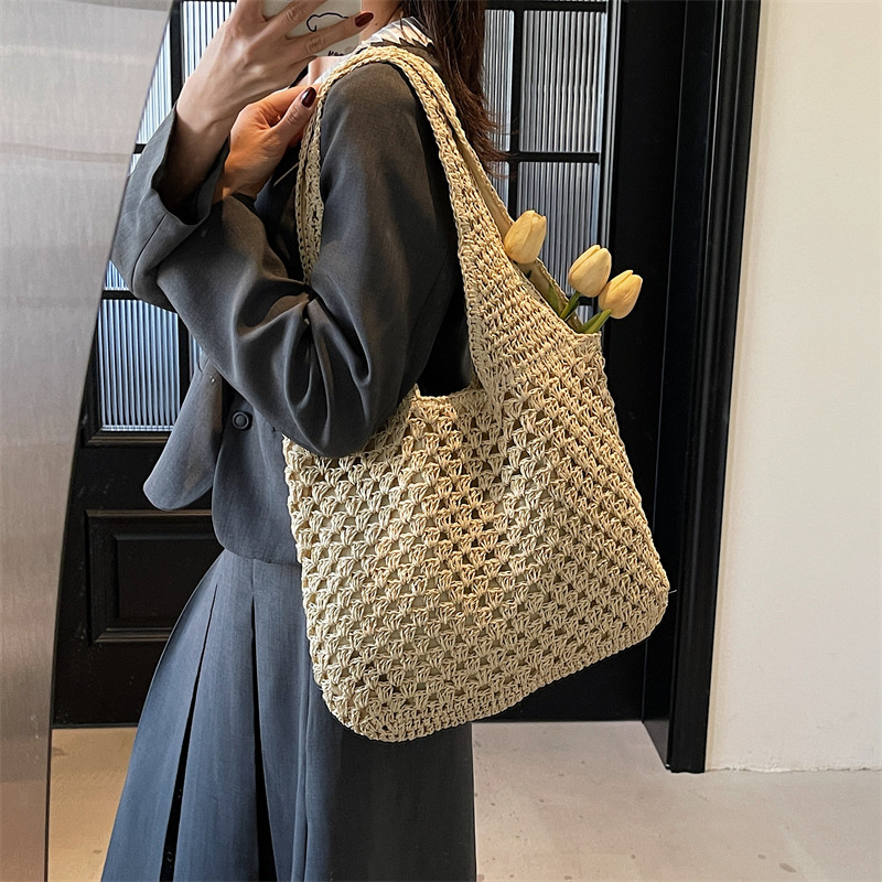 designer Casual Hollow Out Straw Woven Shoulder Bag New Summer Handheld Mesh Underarm Bag for Women Beach Vacation Beach Bag