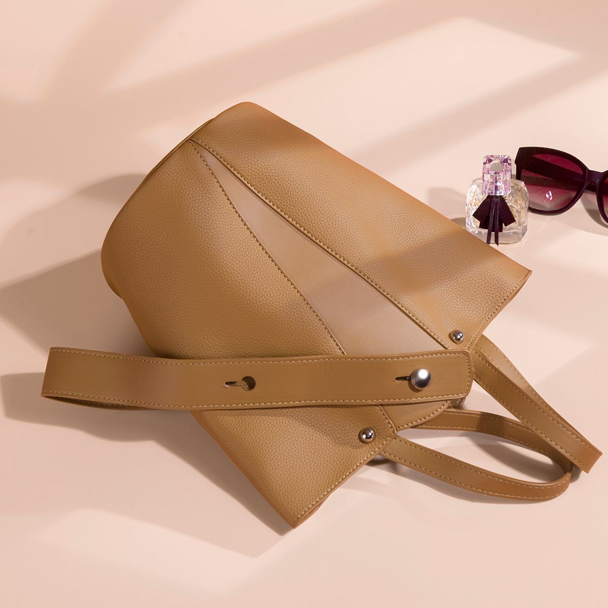 Free Designer Bags Shipping High-quality Soft Leather Bag For Women Luxury 2025 Summer New Commuter Large Capacity Bucket Bag With Design Sense Handba