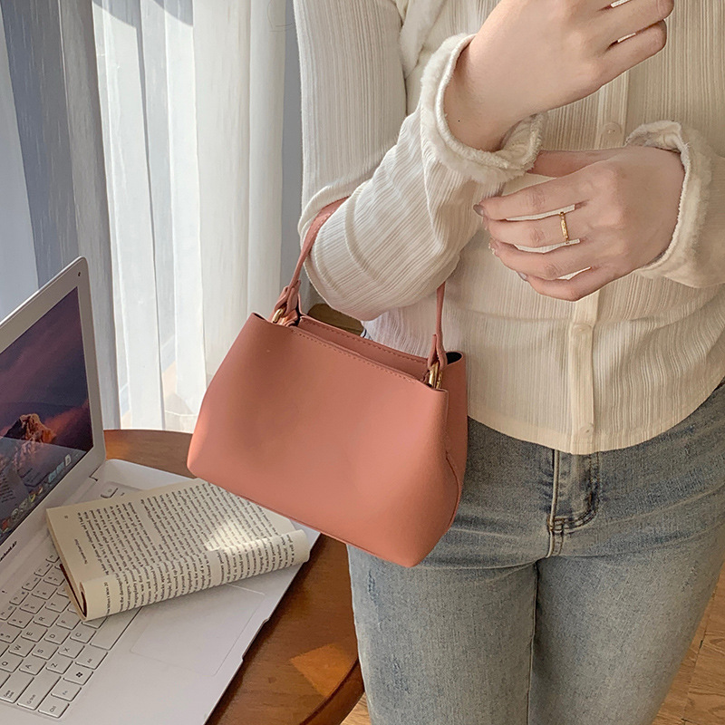 designer 2025 Summer New Niche Strawberry Pink Crossbody Bucket Bag Mini Handbag Korean Style Elegant High-end Small Bag