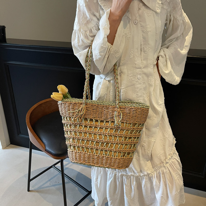 designer Handwoven Straw Shoulder Bag Versatile Large Capacity Tote Bag 2025 New Hollow Summer Beach Bag for Women