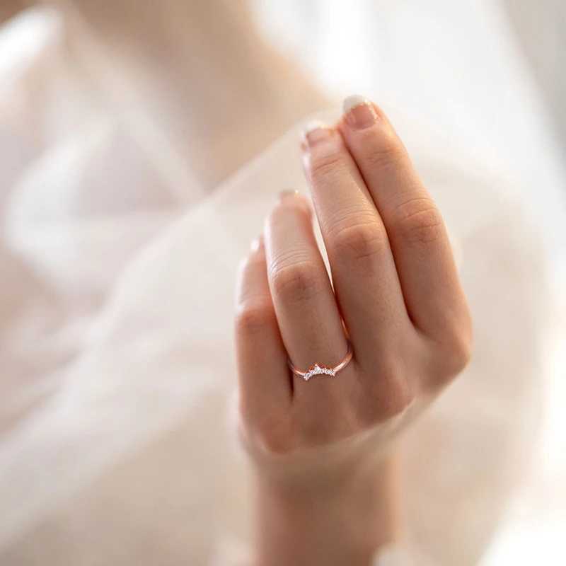 Trumium V Shaped Women Ring Crown Couple Rings Engagement Wedding Designer Copper Jewelry Anniversary Gifts Trendy Fashion W250606