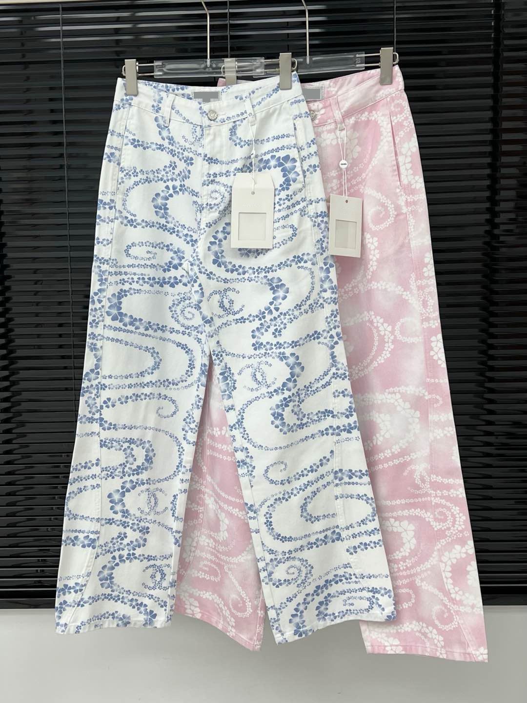 Chic Contemporary Ladies Skinny Fit Jeans by Renowned Brands L250724