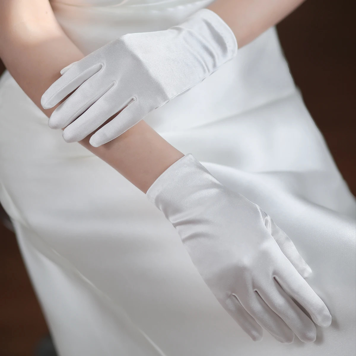 WG066 Elegant Satin White Short Bridal Gloves Finger Wrist Brides Bridesmaid Handschuh Women Pageant Perform Prom Accessories 250603