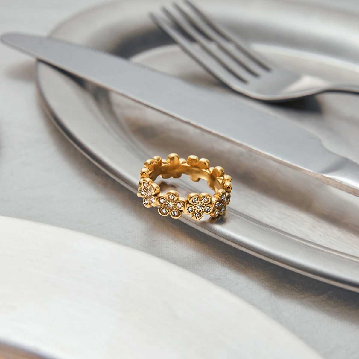 Youthway Flower Diamonds High Quality Ring for Women Fashion Stainless Steel Finger Jewelry Romantic Daily Metal Ring XJ250606