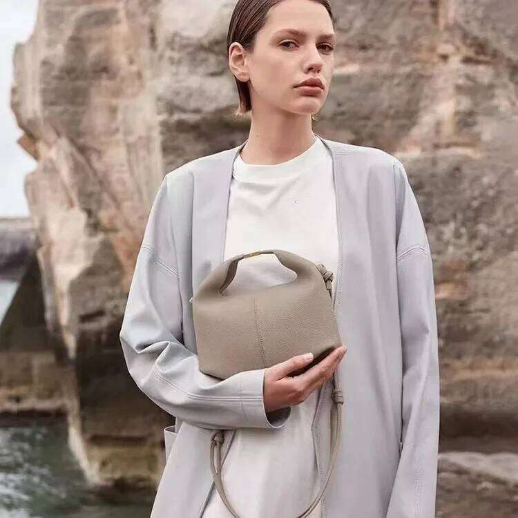 High-End FeelNicheDesign Women's Tote New Single Shoulder Slant Cross Lunch Box Bag Autumn/Winter Best Seller