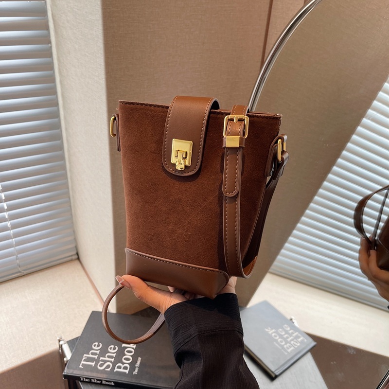 designer Vintage Versatile Bucket Bag for Women Korean Style Niche Simple Casual Shoulder Bag 2025 New Trendy Fashion Crossbody Bag