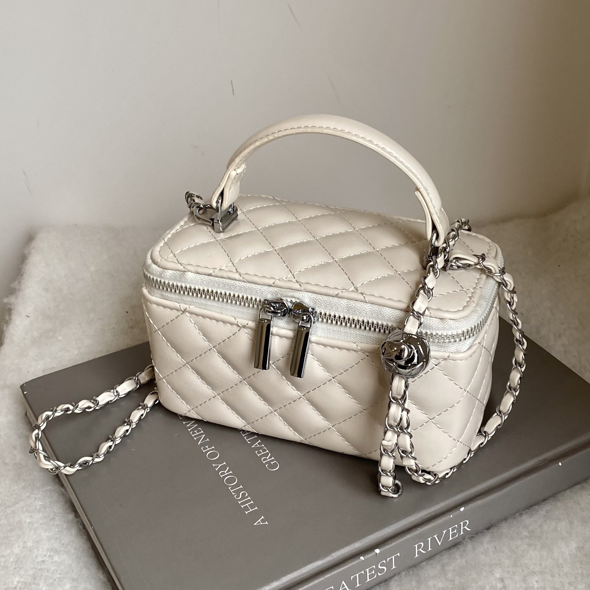 designer High-end Quilted Handbag with Chain Strap 2025 Spring New Versatile Simple Elegant Small Square Bag Single Shoulder Crossbody Bag