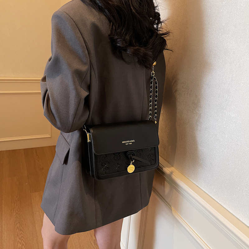 designer Niche Women's Bag 2025 New Spring Summer Fashion Simple Versatile Chain Crossbody Underarm Bag Commuter Small Square Bag