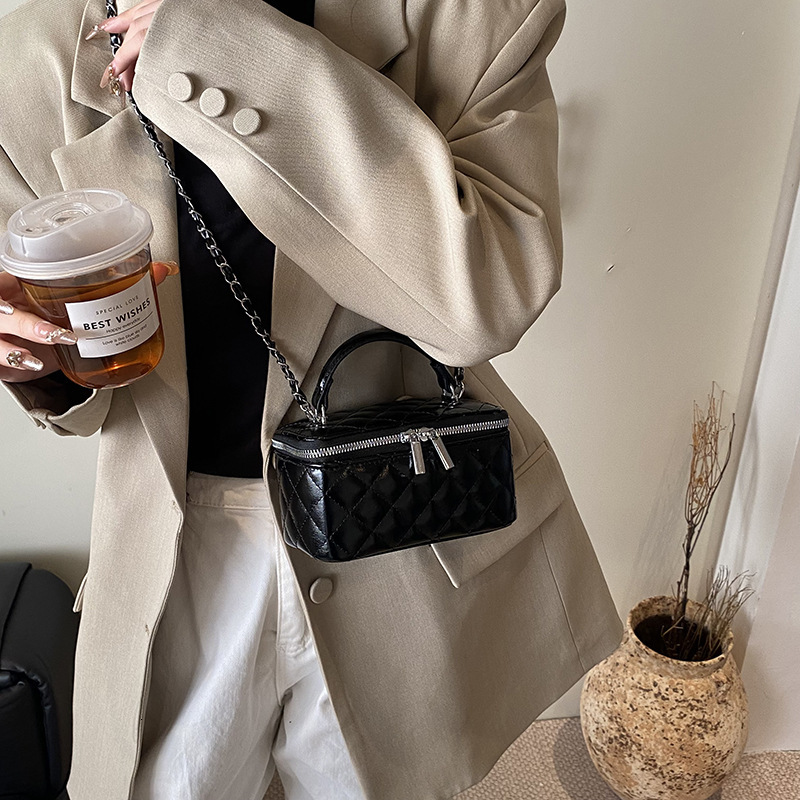 designer High-end Quilted Handbag with Chain Strap 2025 Spring New Versatile Simple Elegant Small Square Bag Single Shoulder Crossbody Bag
