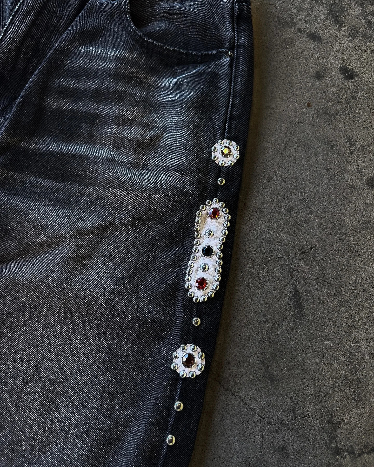 Punk Vintage Rhinestone Embellished Black Jeans Y2k American Style Streetwear Baggy Wide Leg Jeans Men Women Ripped Denim Pants 250603