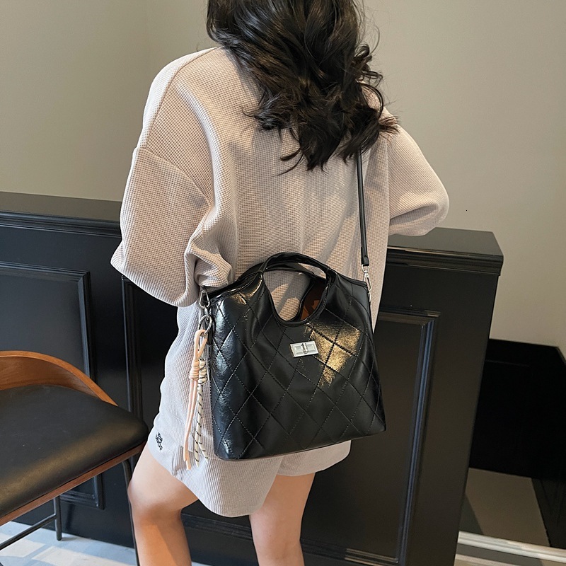 designer High-end Commuter Retro Bucket Bag for Women 2025 New Quilted Handbag Niche Fashion Single Shoulder Crossbody Bag