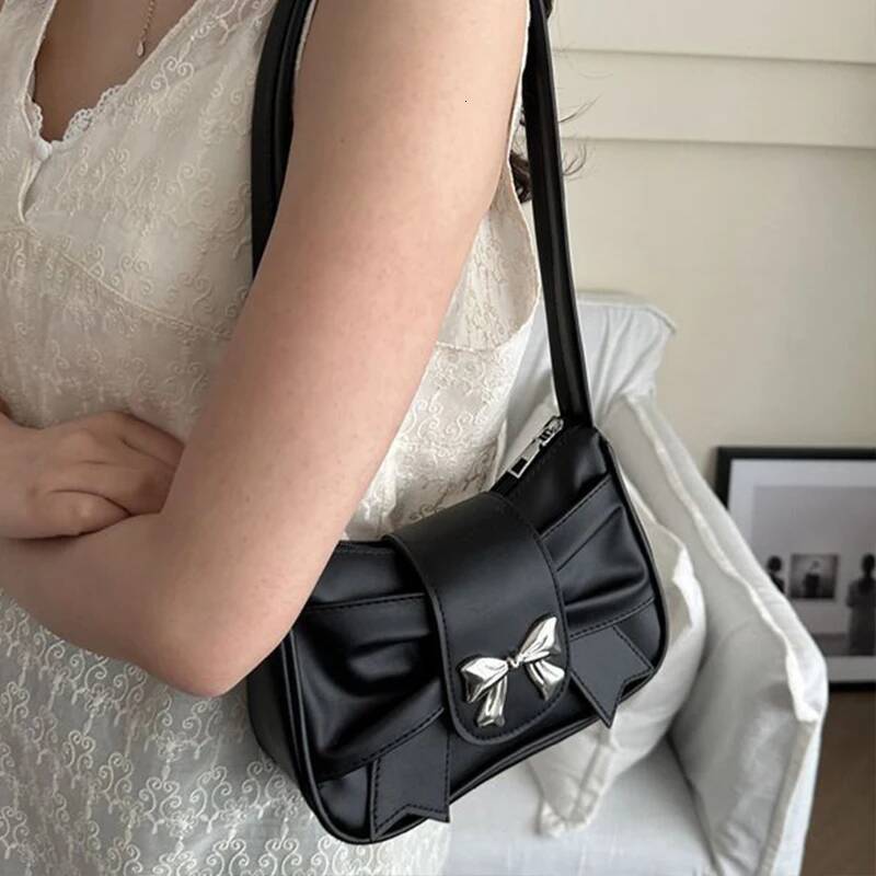 Men's single-shoulder bags, small niche ones with underarm bow ties, women's sweet and cool clutch bags