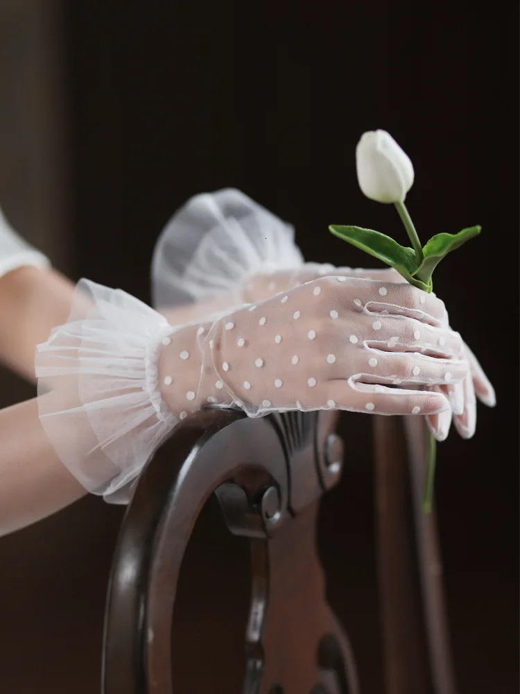 Bride Gloves Elegant Wedding Accessories Short Mesh Bridal White Lace Gloves For Women Bridesmaid Prom Party Gloves 250603