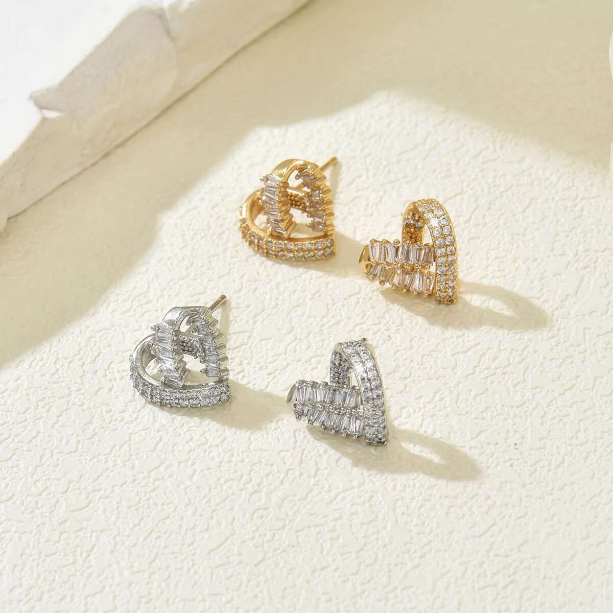 Womens Fashion Stud Earrings High Quality Pure Copper New Product Design Gifts with Rotating Heart and Zircon Stone