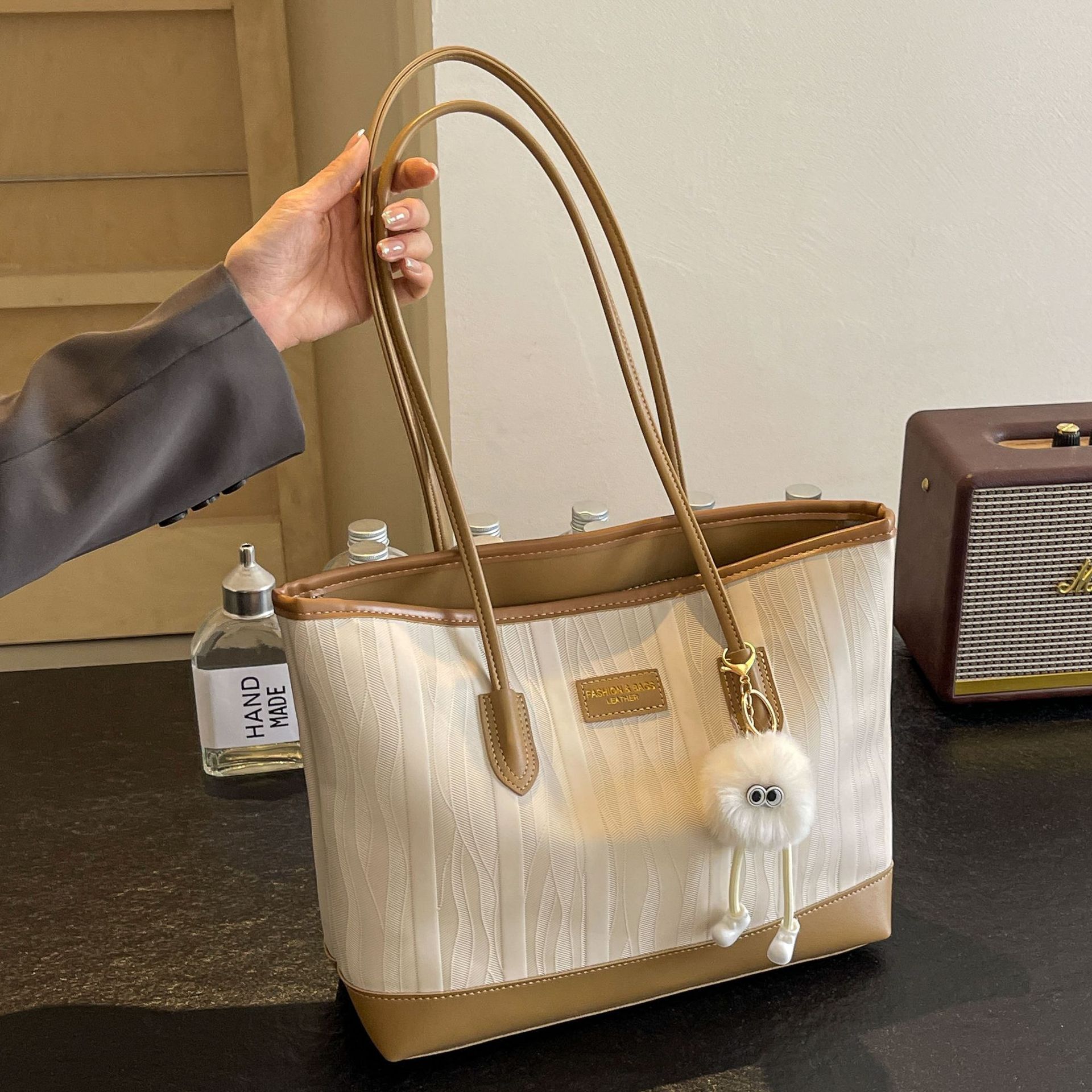 designer Large Capacity Commuter Tote Bag 2025 New Niche Versatile Color-Block Handbag Fashion Simple Shoulder Underarm Bag