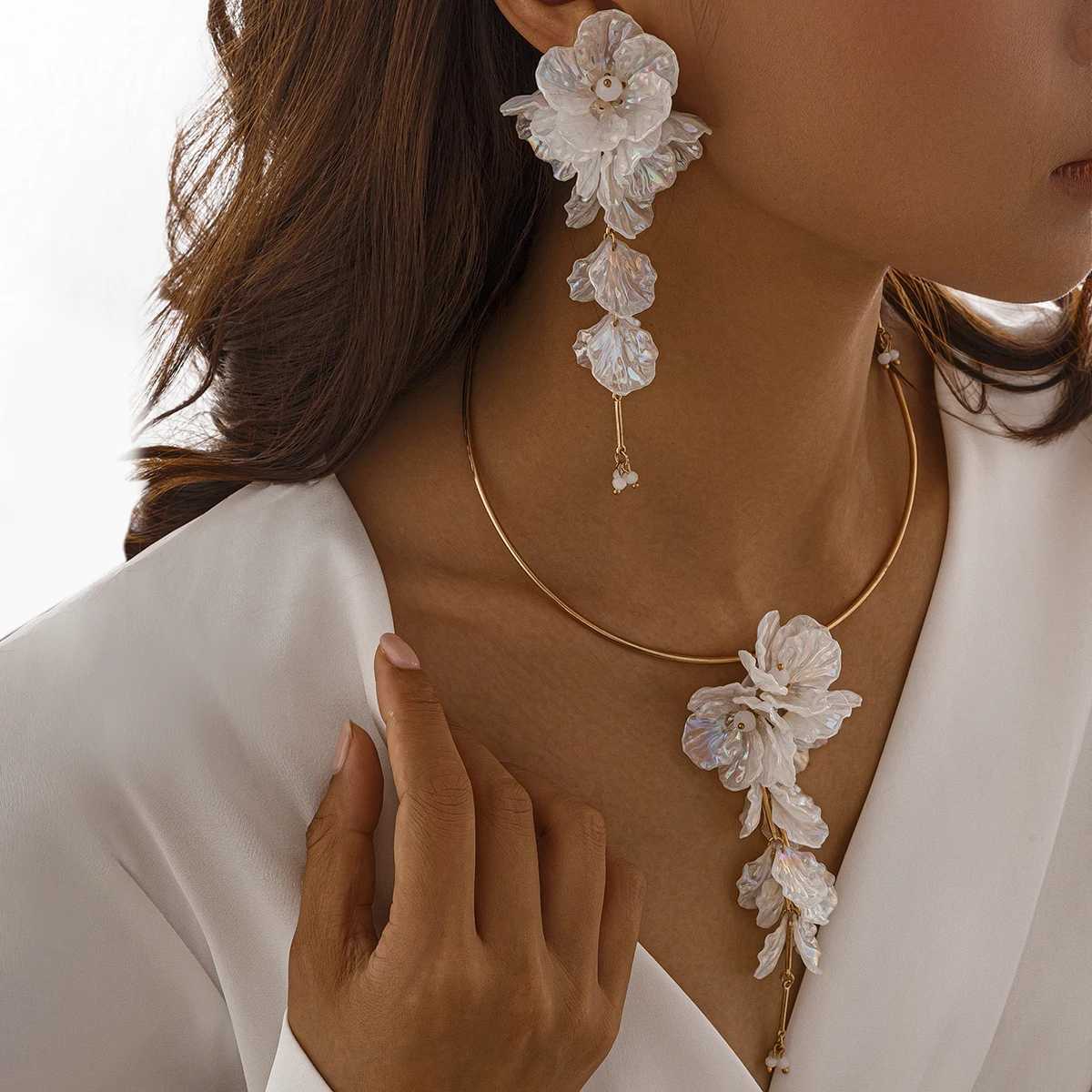 Ingemark Creative Punk Torques Chain Necklace Women Wed Bridal Elegant White Flower Hanging Drop Earrings Wed Bridal Jewelry Set Z250607