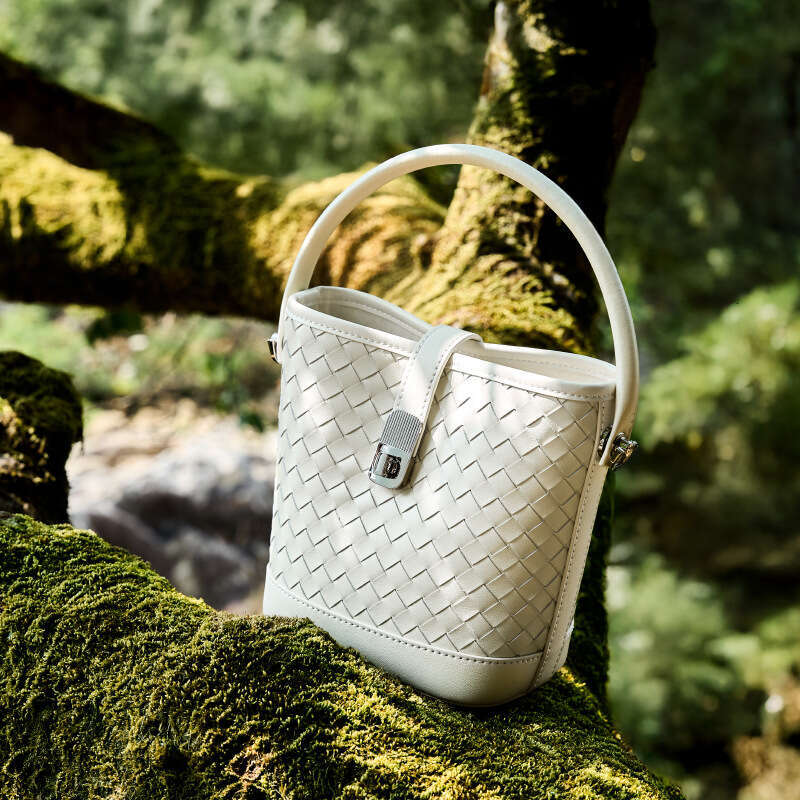 Top Layer Sheepskin Woven Bucket Women's 2025 New Handheld Crossbody High-end Commuter Shoulder Bag for Women GUHUISHU